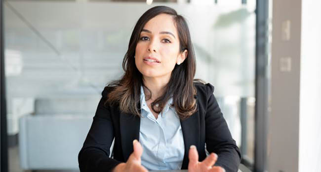 Ejecutiva explicando