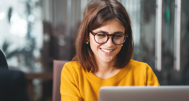 Educadora feliz por acreditación DEAC