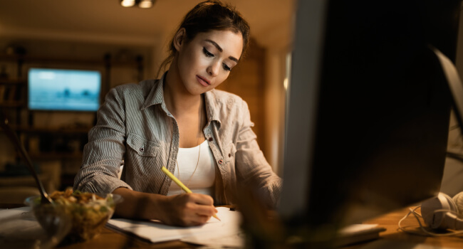 Mujer cursando online su continuidad de estudios técnicos desde casa