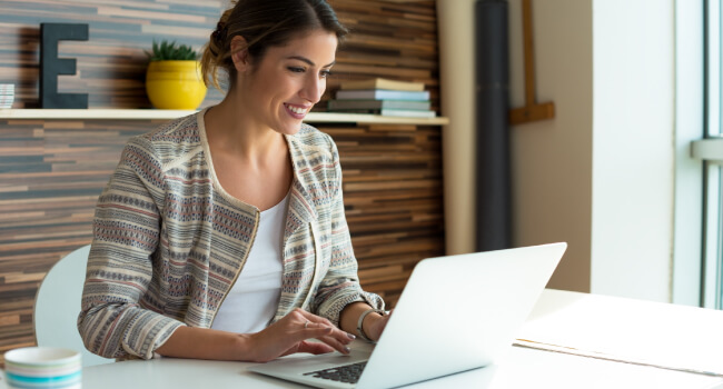 Mujer estudiante de carreras online