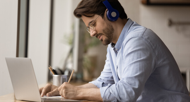 Estudiante de modelo educativo a distancia