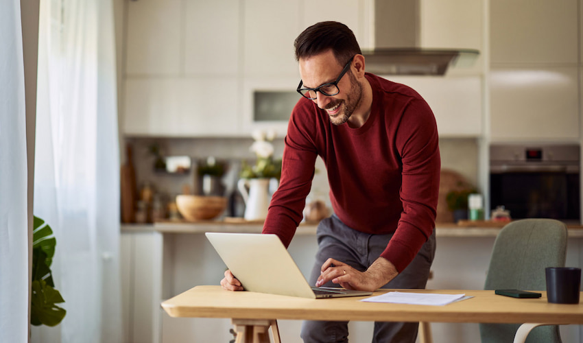 Foto para el blog de Iplacex sobre las carreras profesionales mejor pagadas en Chile. Se observa una persona enfrente de un notebook.