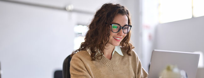 Docente dictando clase en modalidad online