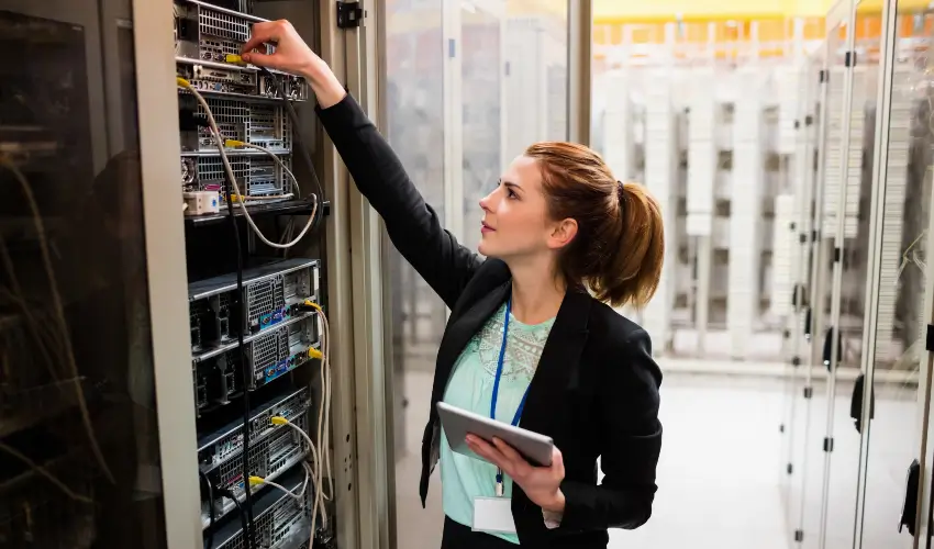 La brecha se reduce: aumenta postulación y selección de mujeres en carreras STEM