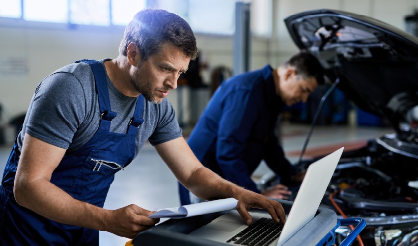 Ingenieros en Mecánica Automotriz trabajando y estudiando. Foto extraída de iStockphoto, bajo licencia estándar.