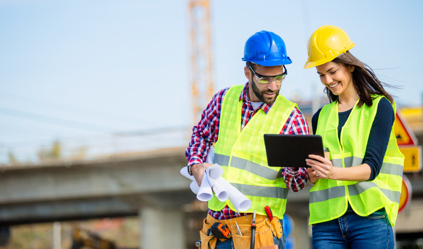 Técnico en construcción trabajando en conjunto con su colega de Iplacex. Foto extraída de iStockphoto bajo la licencia Estándar.