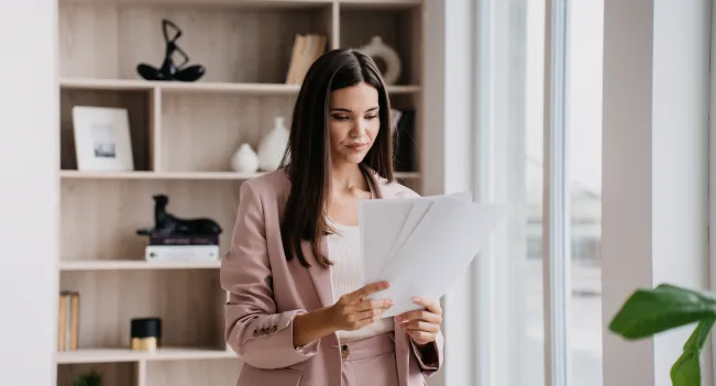 Estudiante de Administración Pública revisando documentos, formación online en gestión pública en Chile.