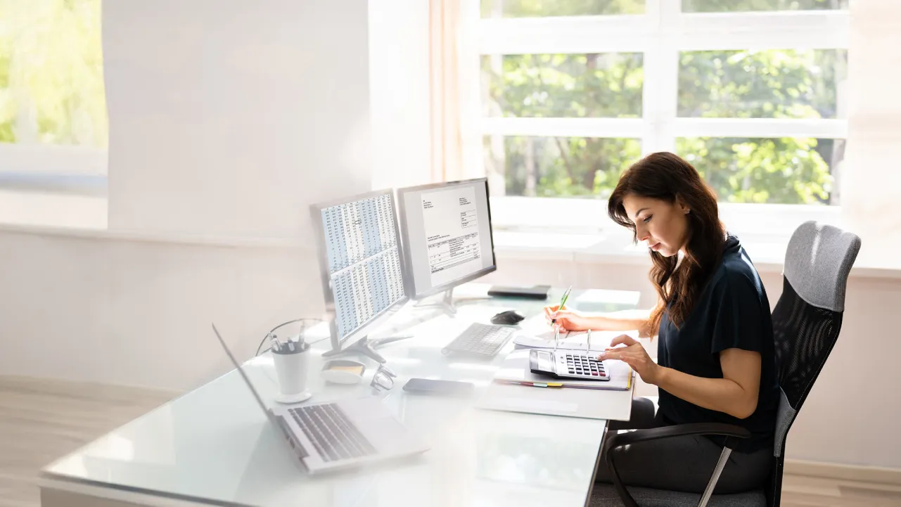 Mujer trabajando y realizando contabilidad