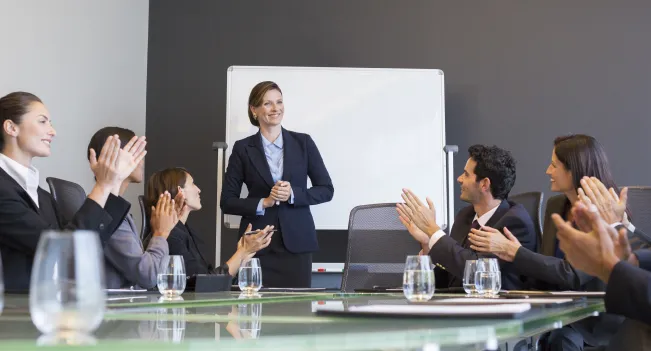 Ingenieros en Administración de Empresas realizando una reunión
