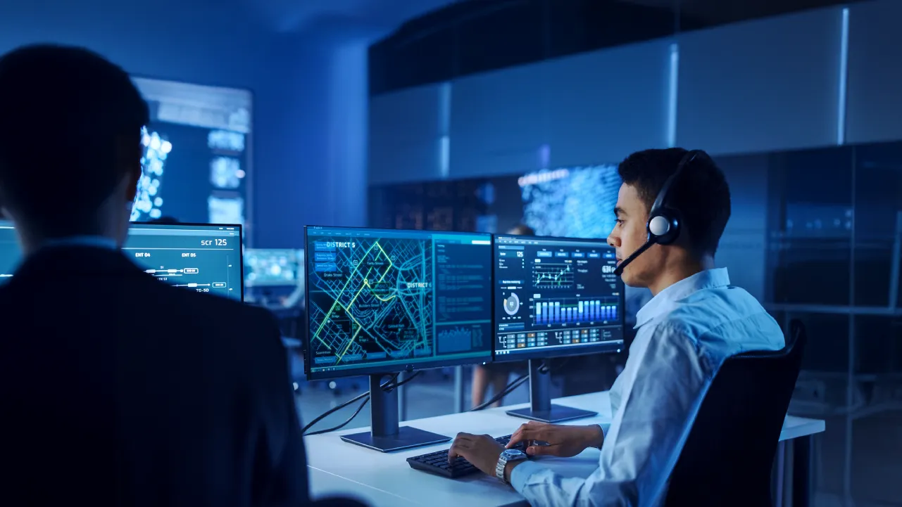 Ingeniero en Seguridad Privada trabajando en su computador