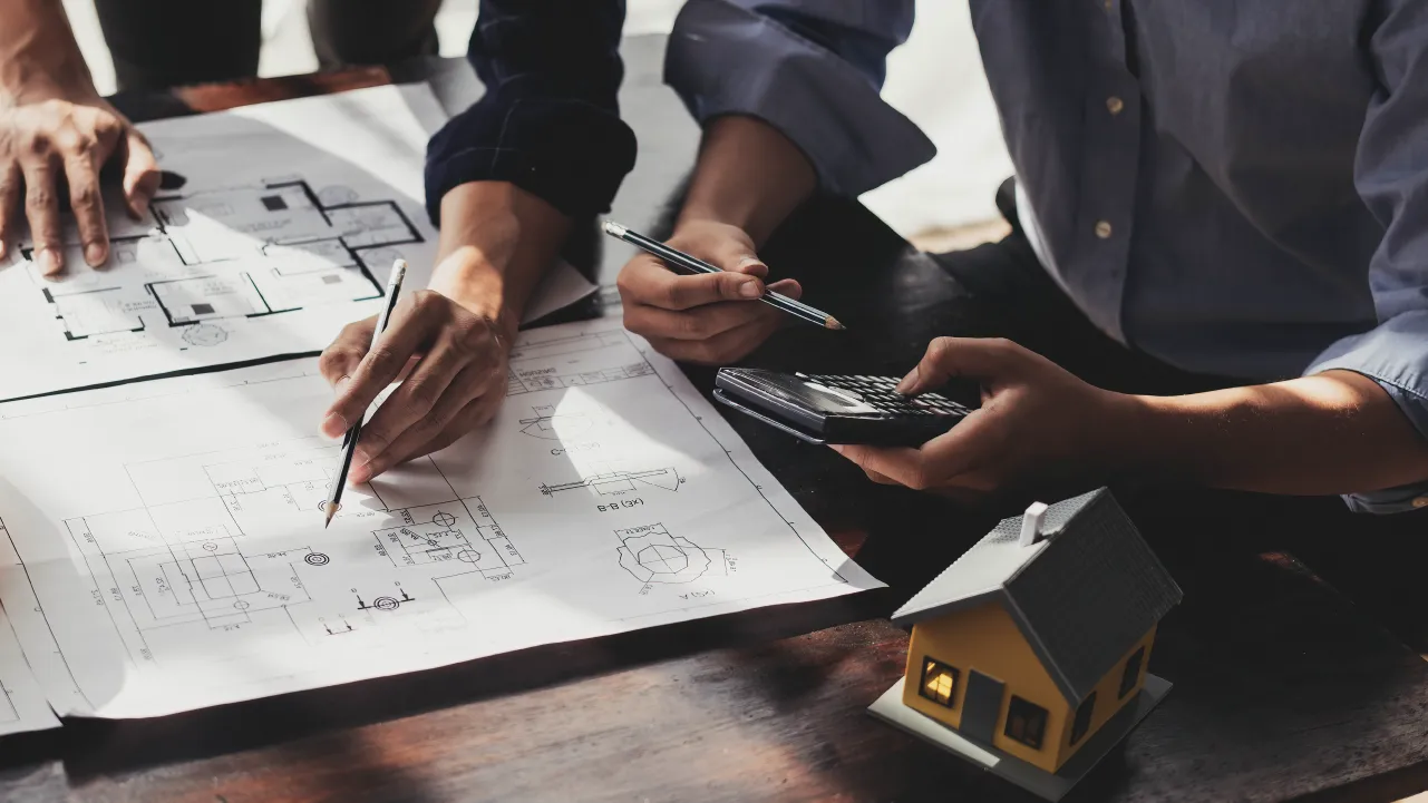 Ingenieros en Construcción revisando planos