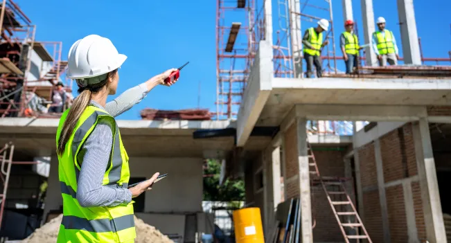 Personas en la construcción haciendo referencia a la carrera de Ingeniería en Construcción