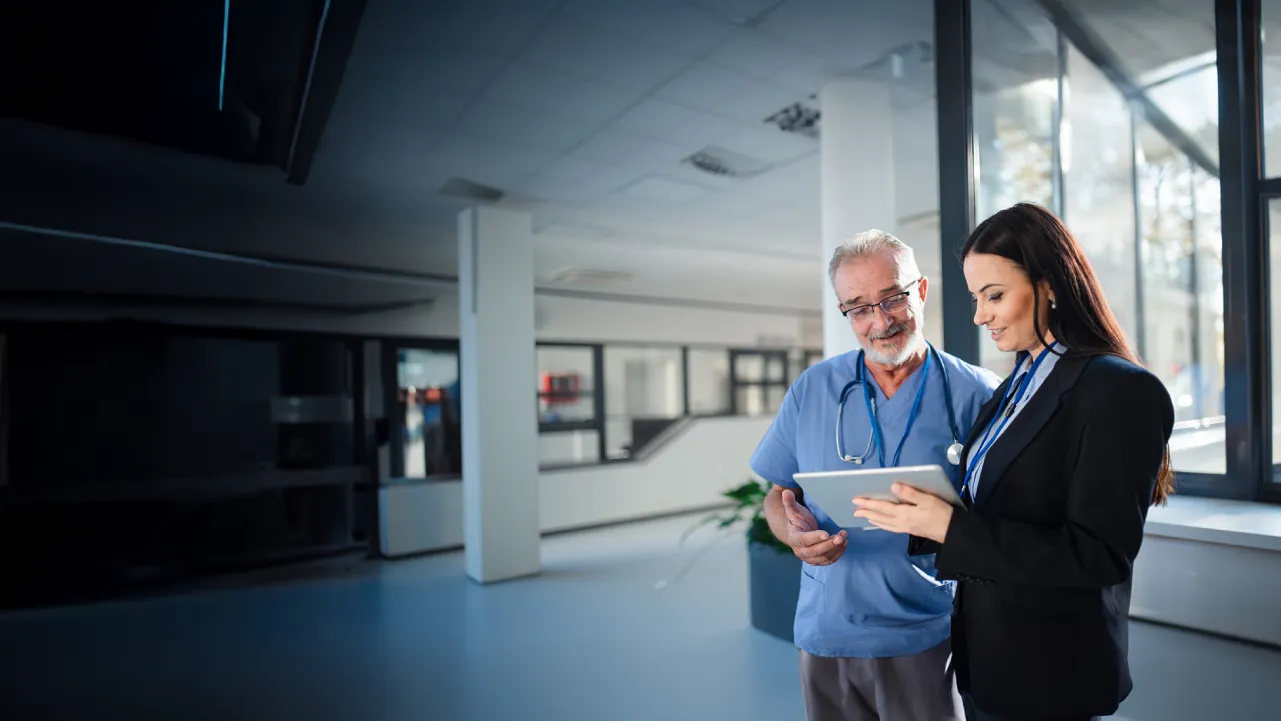 Dos personas en un centro de salud. Referencia a la carrera de Ingeniería en Gestión de Centros de Salud de Iplacex