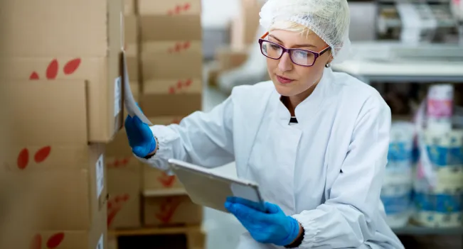 Persona ordenando la bodega de un centro de Salud. Imagen referencial a la carrera de Ingeniería en Gestión de Centros de Salud
