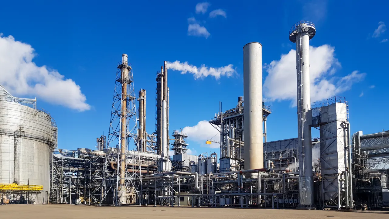 Imagen de una planta minera referenciando a la carrera de Ingeniería en Operaciones de Planta Minera