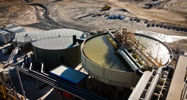 Imagen de una planta minera referenciando a la carrera de Ingeniería en Operaciones de Planta Minera de Iplacex