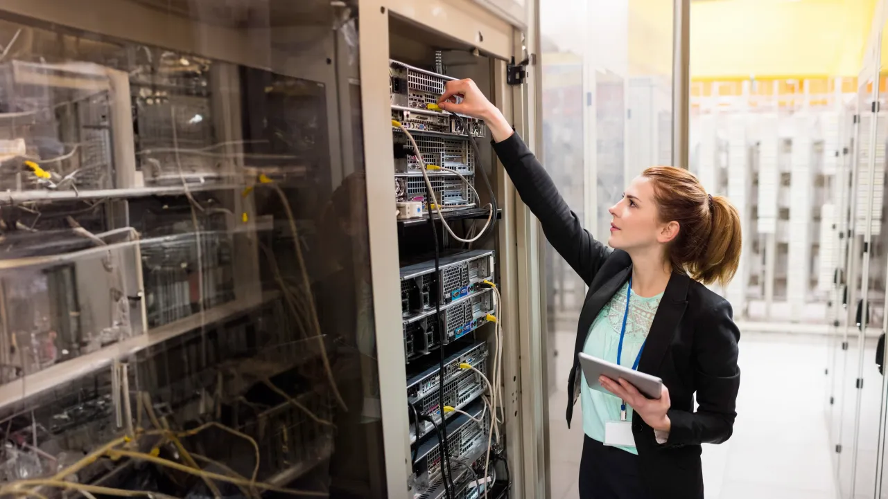 Ingeniera en Redes e Infraestructura Cloud revisando servidores