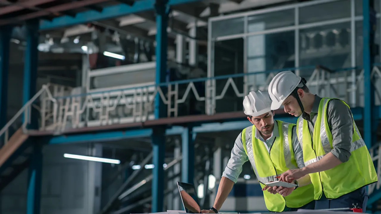 Estudiantes de Ingeniería Industrial 100% online aplicando conocimientos en plantas industriales, procesos industriales y planos.