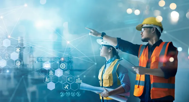 Ingenieros industriales realizando una planificación estratégica con herramientas digitales