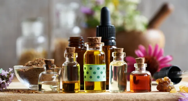 Frascos que hacen referencia a la carrera de Naturopatía de Iplacex