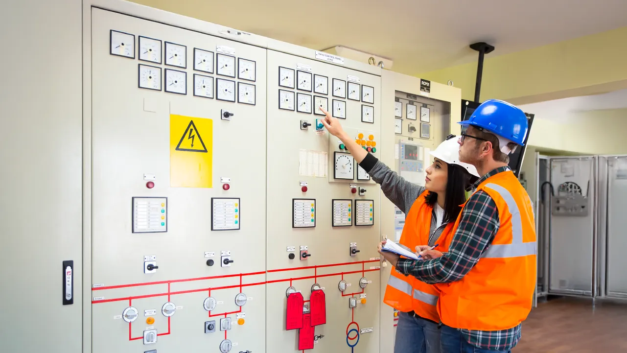 Técnicos Eléctricos revisando un tablero