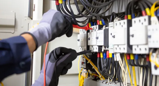 Técnico Eléctrico trabajando