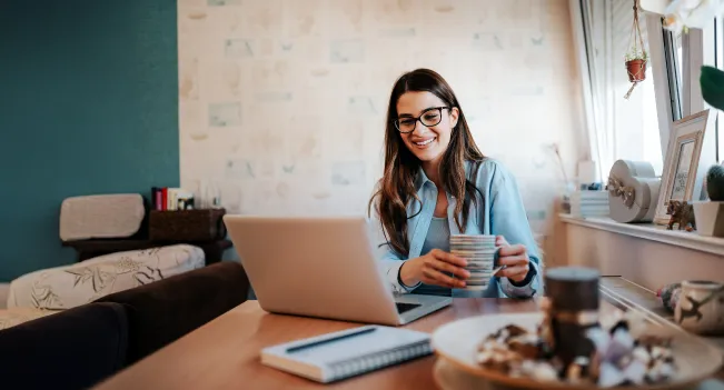 Mujer estudiando para Técnico en Administración de Empresas