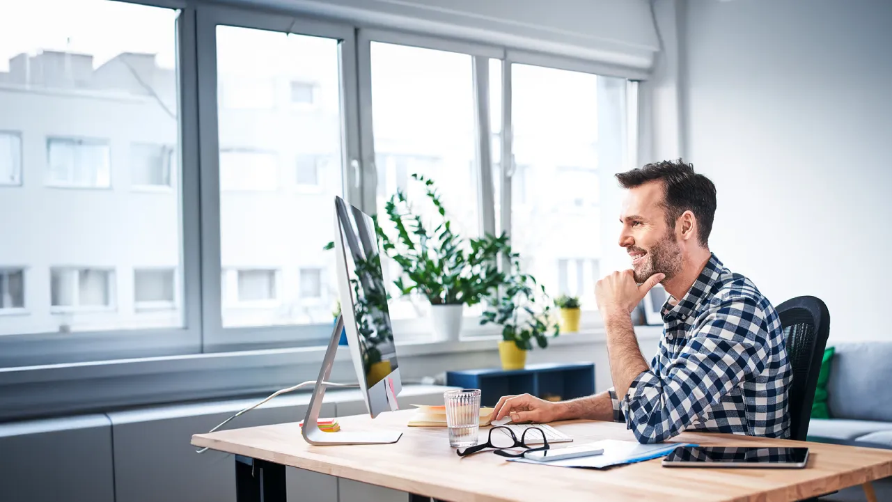 Estudiante de Administración Pública online en Chile estudiando frente a su computador desde casa.