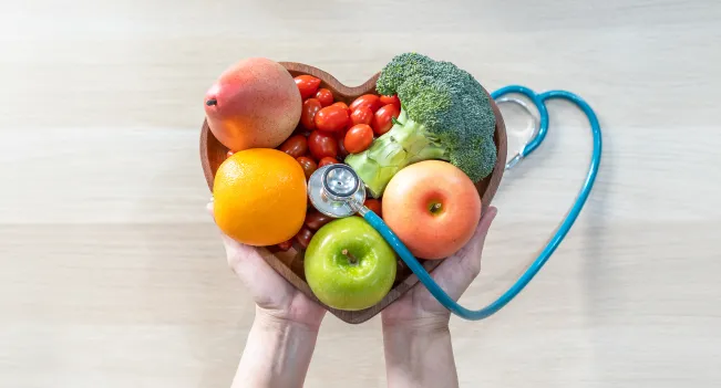 Ensalada de vegetales y frutas. Imagen referencial a la carrera de Técnico en Alimentación y Nutrición de Iplacex.