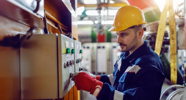 Técnico en Control Industrial revisando un tablero.
