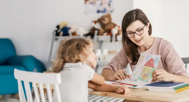 Técnico en Educación Especial y Diferencial enseñando a un niño