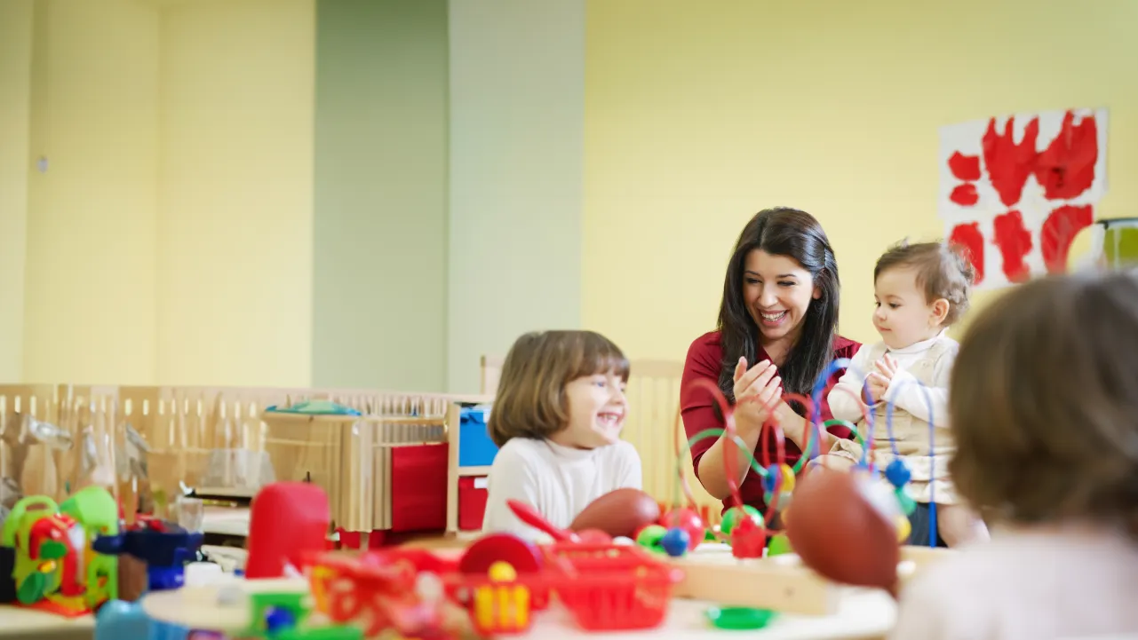 Técnico en Parvulos trabajando con niños