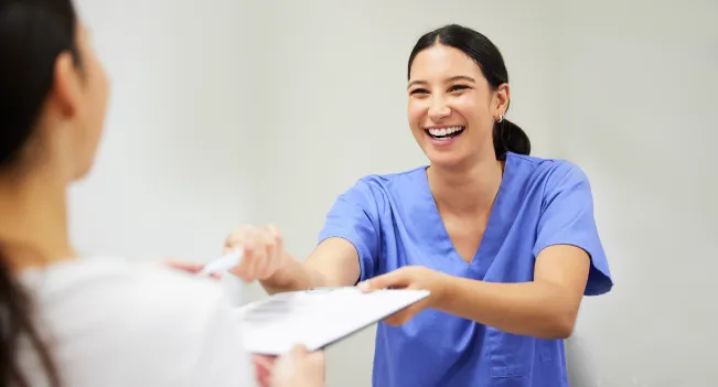 Estudiante de Técnico en Enfermería trabajando.