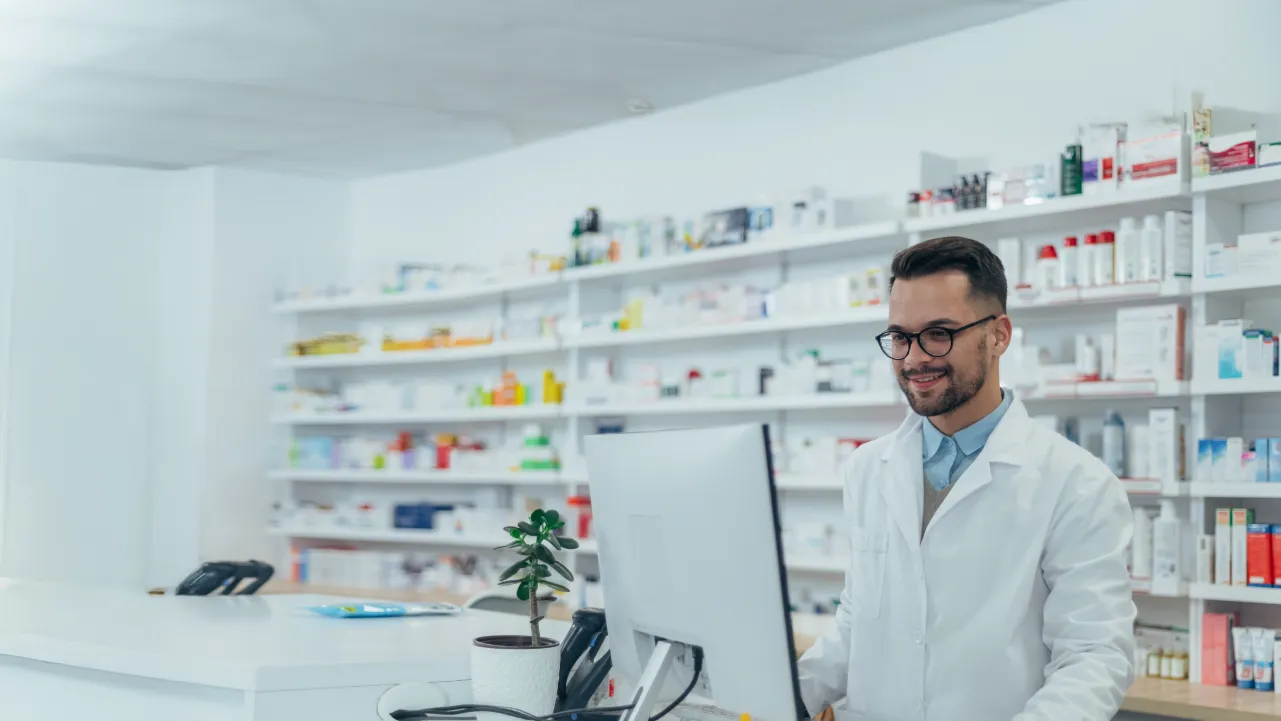 Auxiliar de farmacia trabajando