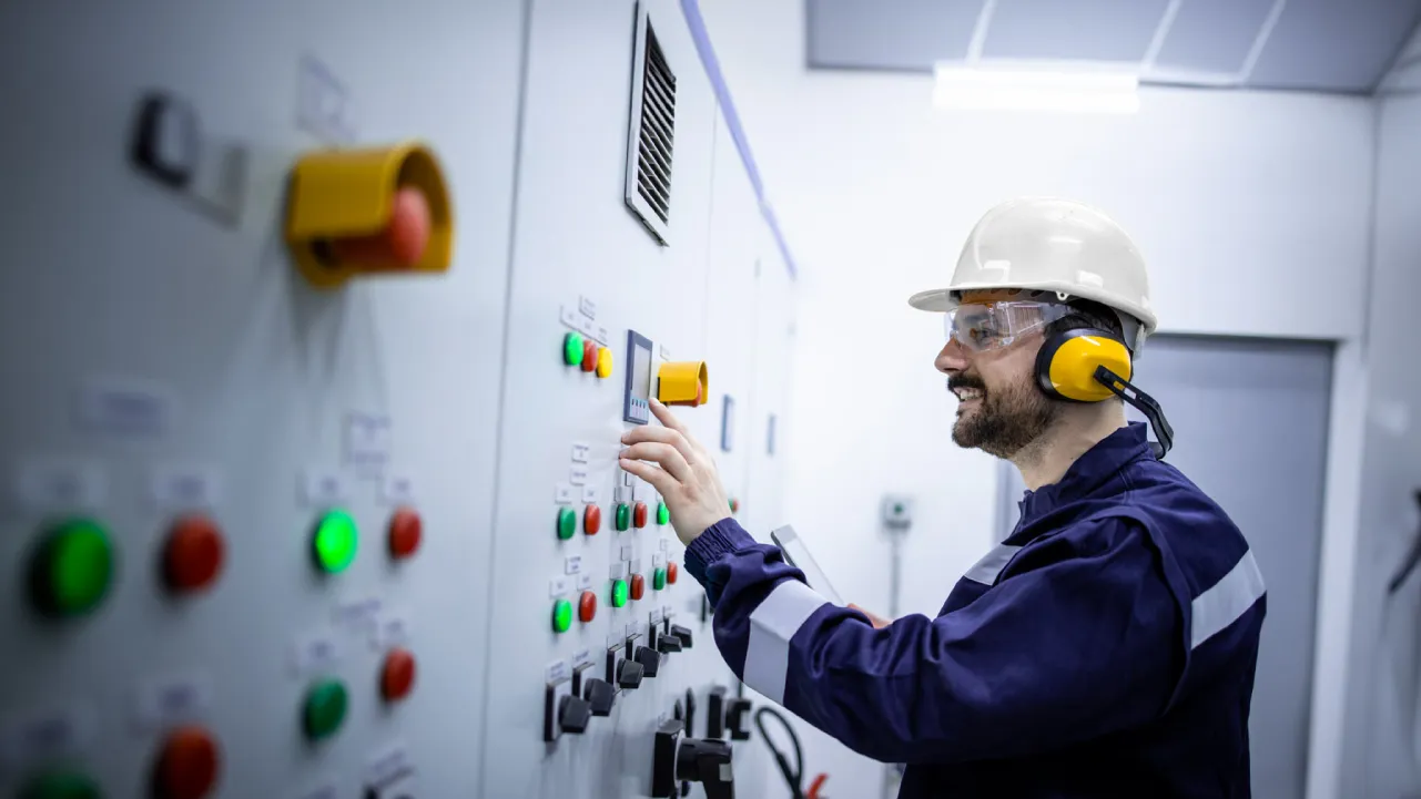 Técnico en Instalaciones Eléctricas Domiciliarias e Industriales realizando trabajos en un tablero