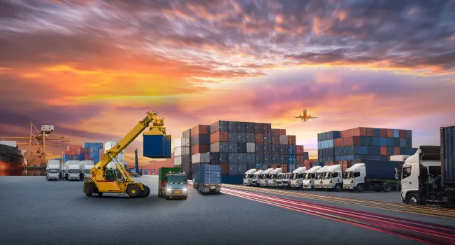 Containers apilados en un puerto. Imagen referencial a la carrera de Técnico en Logística de Iplacex