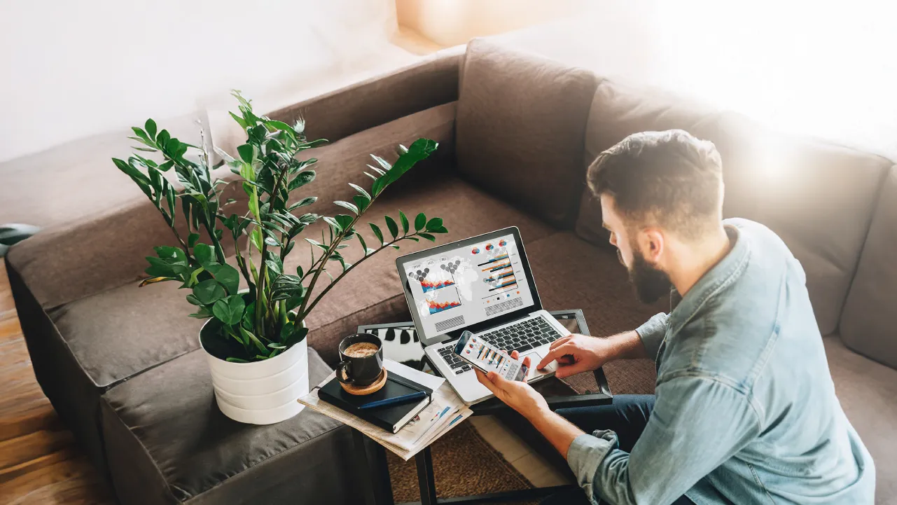 Técnico en Marketing Digital trabajando en remoto