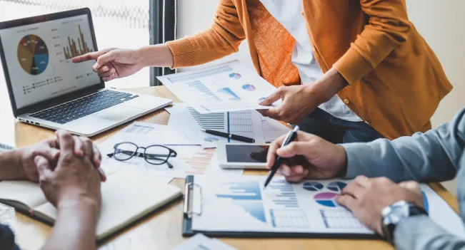 Técnicos en Marketing Digital trabajando