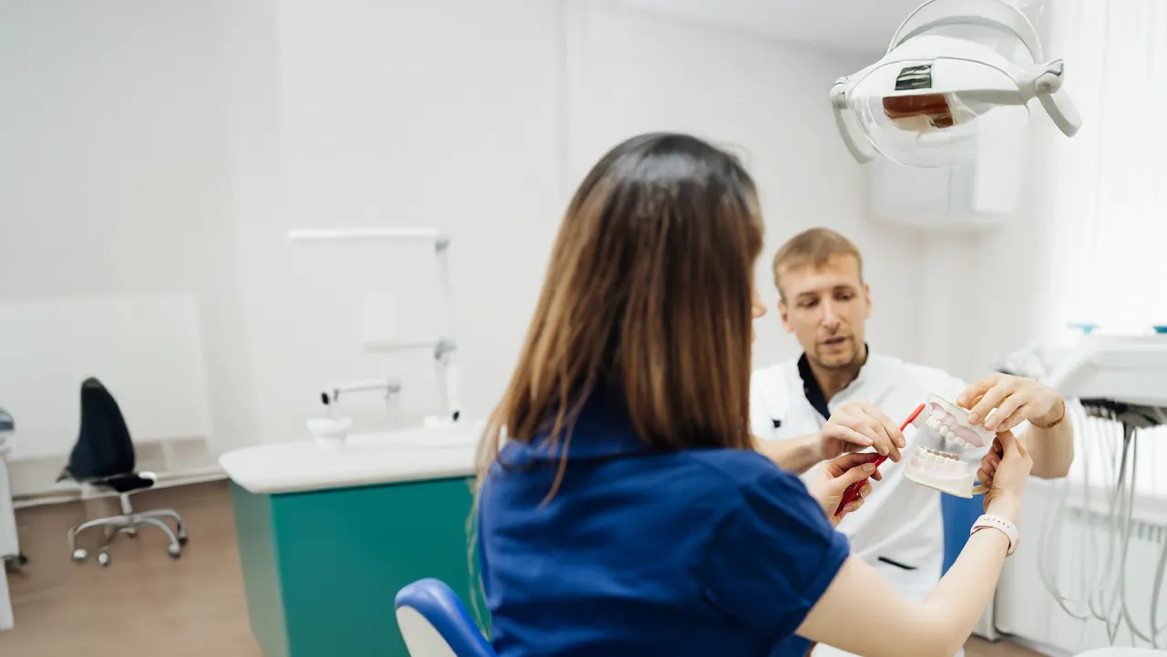 Auxiliar de Odontología ayudando