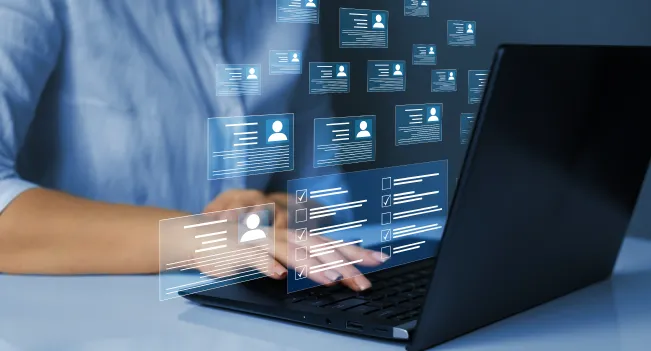 Persona trabajando. Imagen referencial a la carrera de Técnico en Recursos Humanos de Iplacex