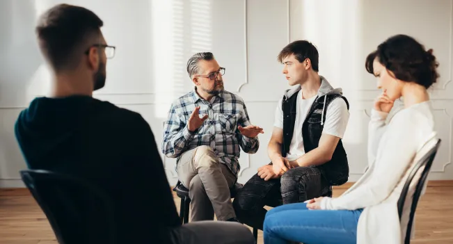 Técnico en Rehabilitación de Personas con Dependencia de Drogas en una sesión