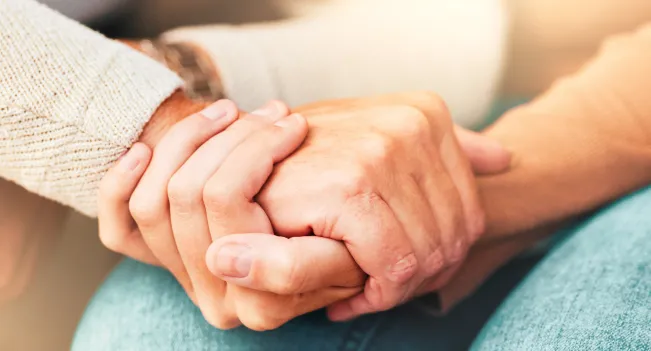 Persona entrelazando las manos. Imagen referencial a la carrera de Técnico en Trabajo Social de Iplacex