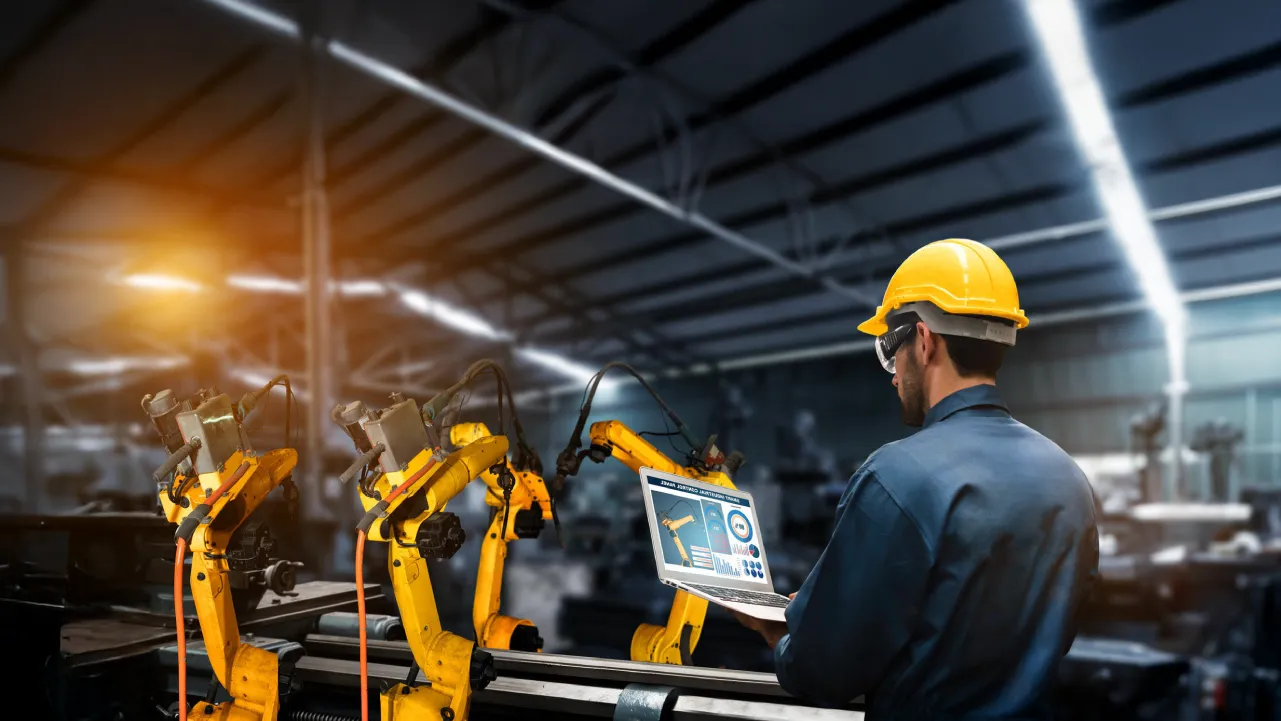 Técnico Industrial revisando maquinaria