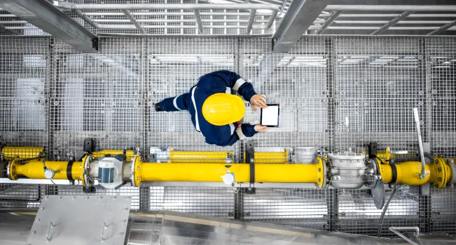 Técnico Industrial revisando maquinaria