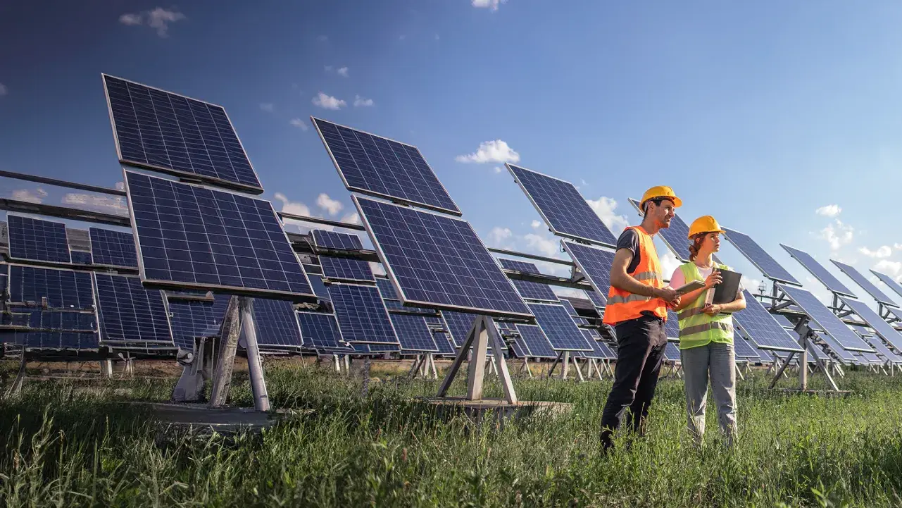 Técnico en Energías Renovables revisando paneles solares