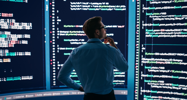 Ingeniero de datos trabajando