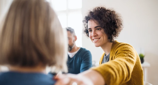Persona apoyando a otra gracias a la Red Laboral de Iplacex