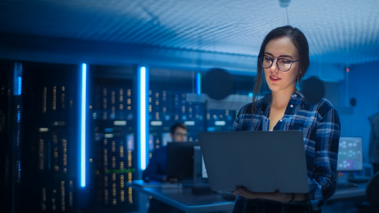 Ingeniera de datos trabajando