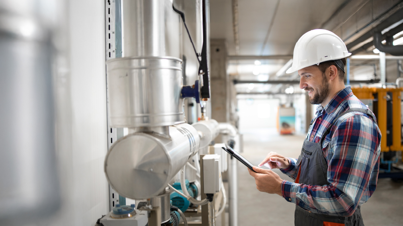 Ingeniero en Mantenimiento Industrial trabajando y calibrando.