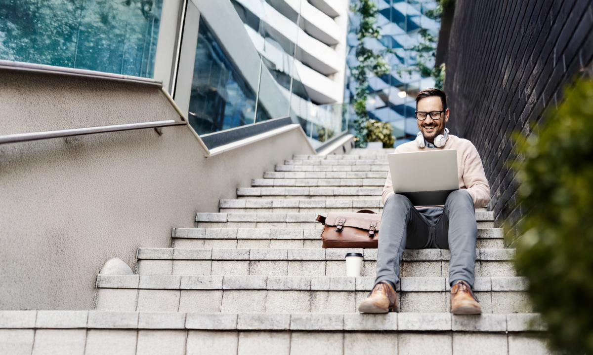 Estudiante haciendo cursos online gratis